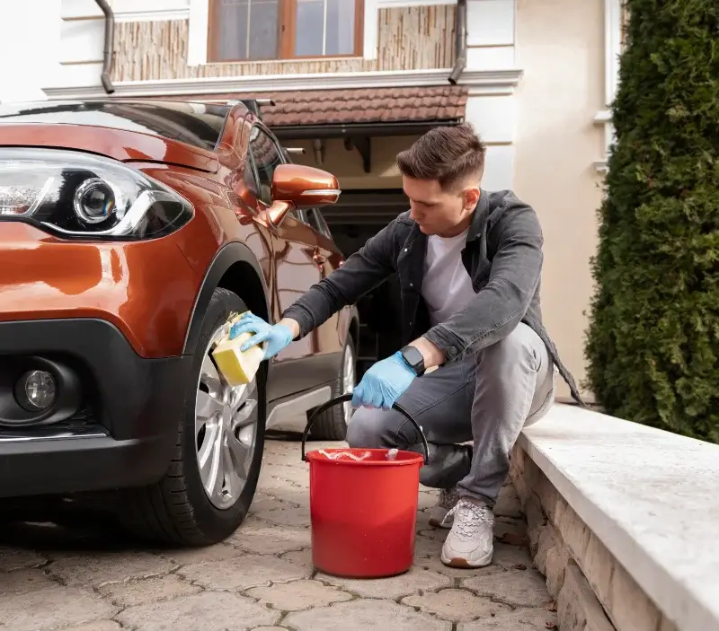 Lavage auto à domicile Étables : professionnel intervenant sur un véhicule